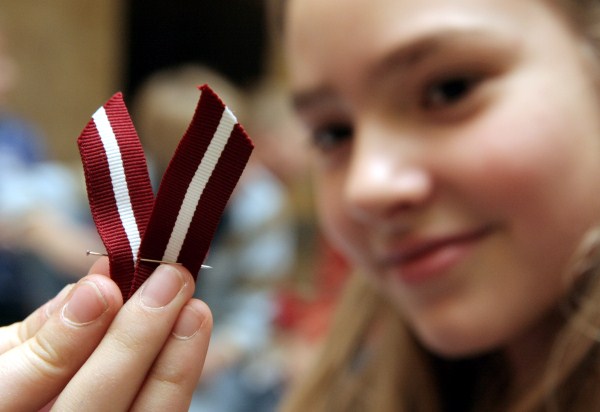 Aizsardzības ministrija aicina 11.novembrī nēsāt pie apģērba sarkanbaltsarkanu lentīti