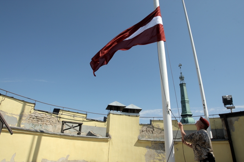 Kaprālis Alvis Brūveris no degošās Rīgas pils iznes Latvijas karogu