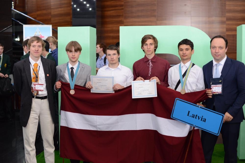 Latvijas skolēni no fizikas olimpiādes Kazahstānā atgriežas ar godalgām