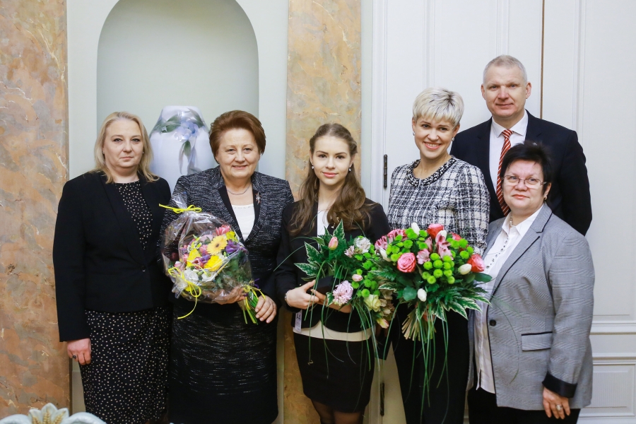 Ministru prezidente sveic Latvijas talantīgo daiļslidotāju Angelinu Kučvaļsku