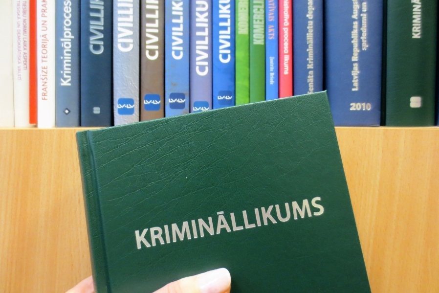 4. novembrī prezentēs jauno grāmatu “Krimināllikums”!