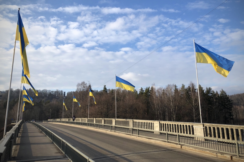 Siguldas Gaujas tilta mastos plīvo 16 Ukrainas karogi