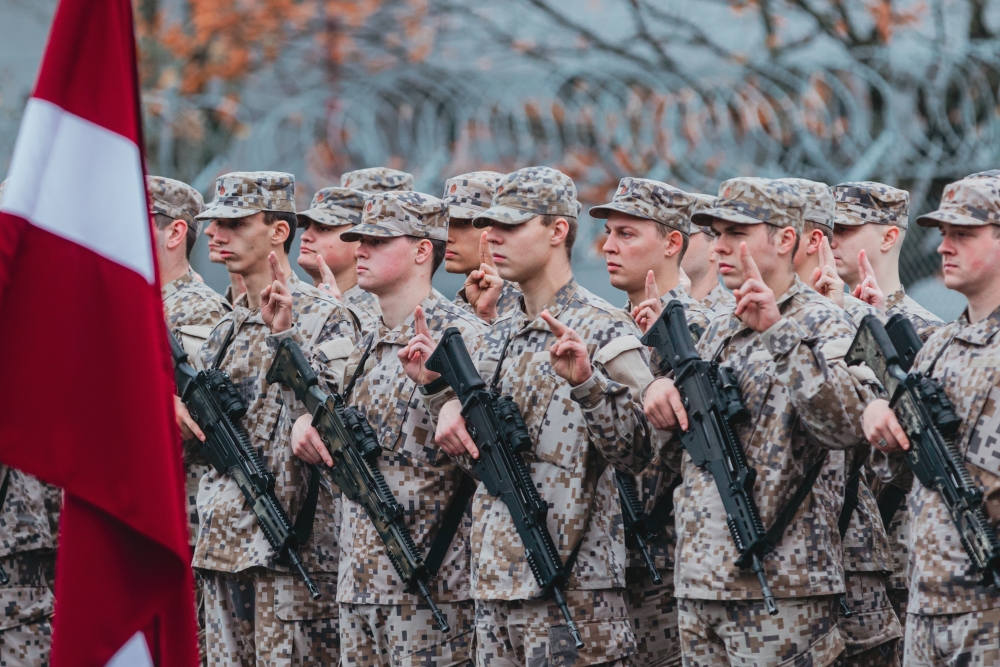 Ādažu militārajā bāzē jaunie karavīri dod karavīra zvērestu - LV portāls