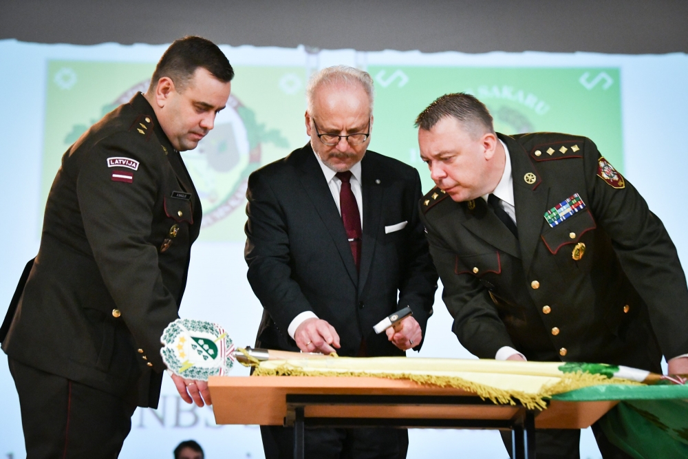 Valsts prezidenta Egila Levita uzruna Nacionālo bruņoto spēku Sakaru skolas karoga svinīgajā pasniegšanas ceremonijā