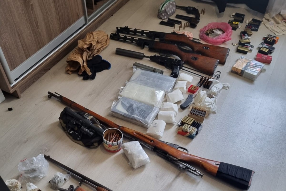 Valsts policija Rīgā aiztur narkodīlerus ar šaujamieročiem un vairākiem kilogramiem kokaīna