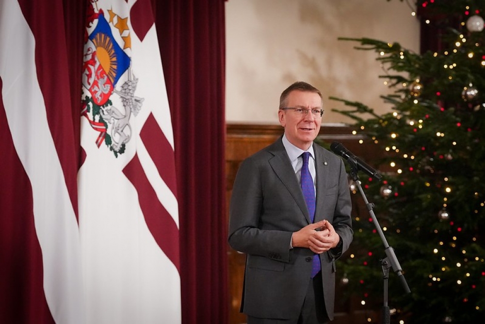 Valsts prezidents un daudzbērnu ģimenes iededz Rīgas pils Ziemassvētku egli