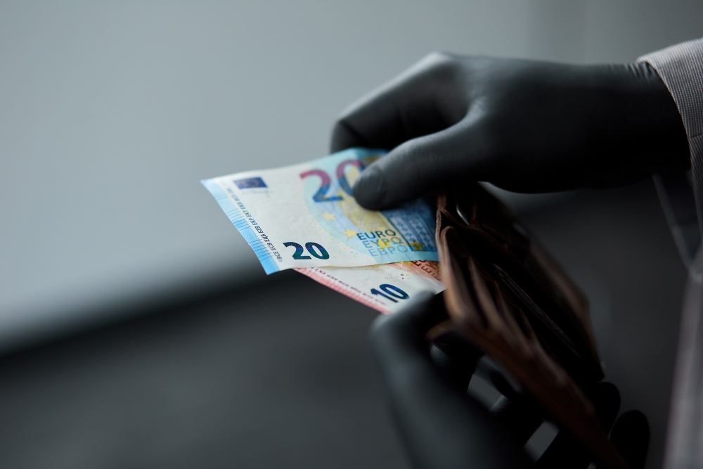 Augšdaugavas novadā aizturēts naudas kurjers; cietusī ievietoja naudu pakomātā  