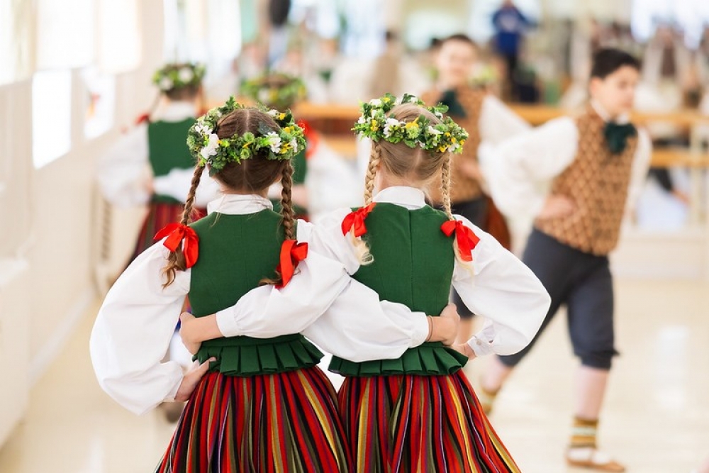 8. jūlijs – ceturtā svētku diena: folkloras kopu programma, kokļu mūzikas koncerts, simfoniskās mūzikas lielkoncerts, mūsdienu deju izrāde
