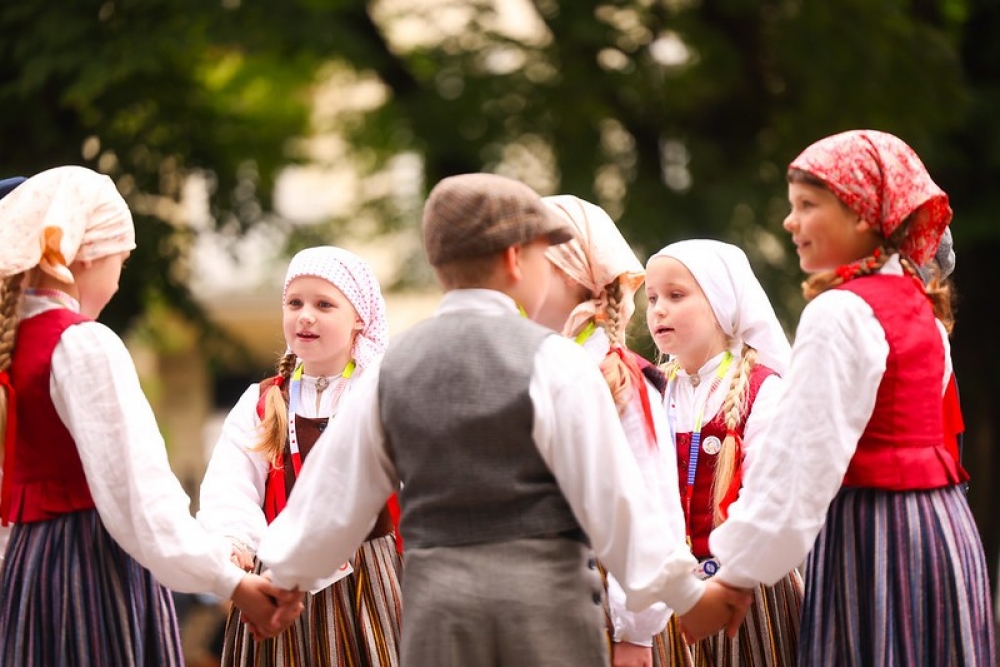 10. jūlijs – sestā svētku diena: pūtēju orķestru koncerts, kokļu mūzikas koncerts, tērpu parāde, folkloras kopu programma Brīvības laukumā, koncerts Vērmanes dārzā