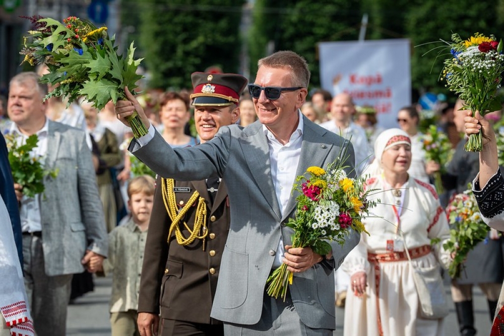 Valsts prezidents Edgars Rinkēvičs piedalās XIII Skolu jaunatnes dziesmu un deju svētku gājienā un sveic tā dalībniekus