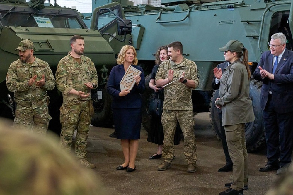 E. Siliņa Kijivā nodod “Patria” bruņutransportierus Ukrainas bruņotajiem spēkiem