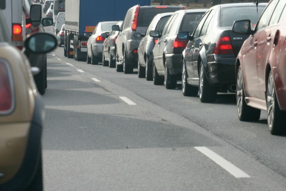 Autovadītāju ievērībai: piektdienas pēcpusdienā satiksme Pierīgā var būt palēnināta