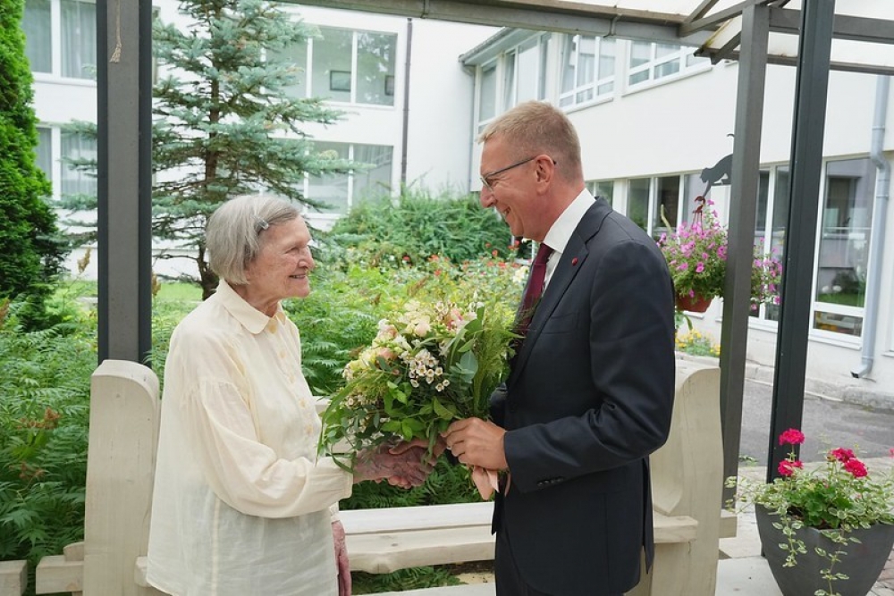 Valsts prezidents Edgars Rinkēvičs sveic Lidiju Lasmani 100. jubilejā
