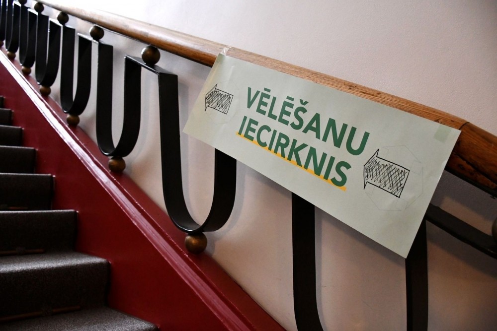 Rīgas pašvaldība piešķir gandrīz 100 000 eiro vēlēšanu iecirkņu darbiniekiem par nostrādātajām virsstundām