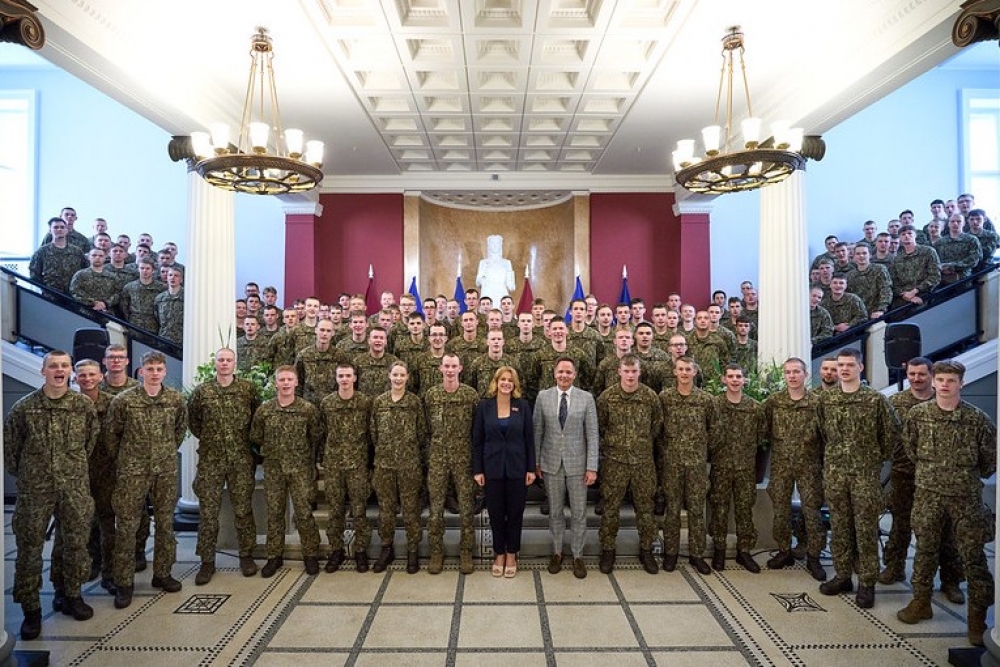 Teju 350 valsts aizsardzības dienesta karavīru iepazīst Ministru kabineta un Valsts kancelejas darbu