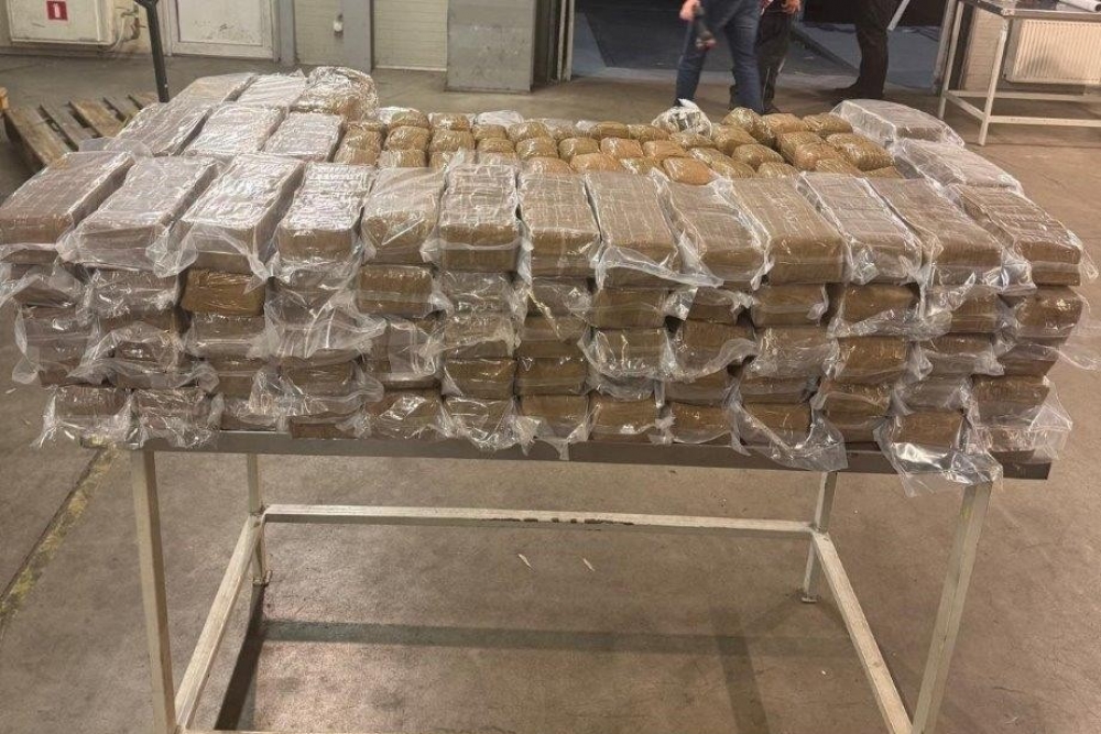 Kriminālvajāšanai nodod deviņas personas par hašiša un cigarešu kontrabandu lielā apmērā