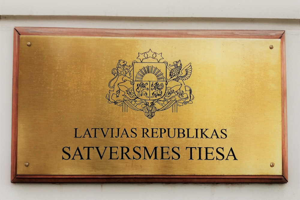 Satversmes tiesa sāk izskatīt lietu par zemes likumiskās lietošanas maksu