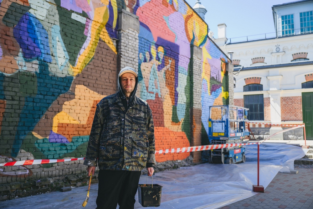 Liepājā atklāts jauns urbānās mākslas darbs – Kristapa Tintes sienas gleznojums “Laipnības patvērums”
