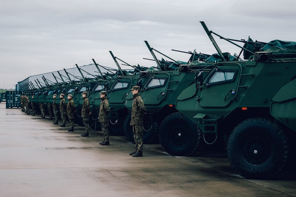 Ukrainas aizsardzības ministrs Deniss Šmihaļs saņems Latvijā ražotos “Patria” 6x6 bruņutransportierus