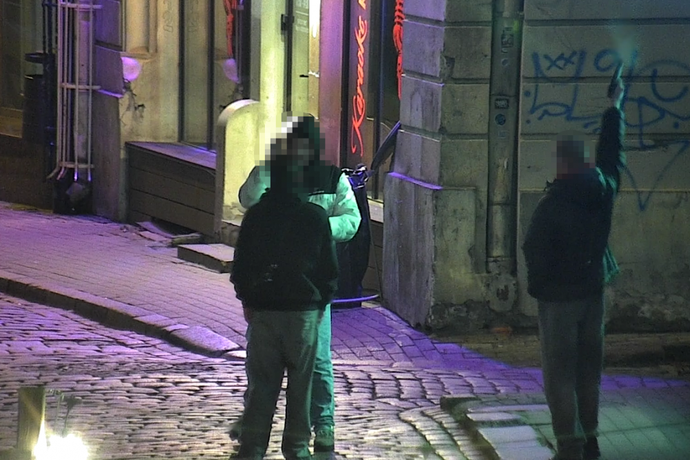 Pašvaldības policisti Vecrīgā nepilnas minūtes laikā aiztur jaunieti ar šaujamieroci