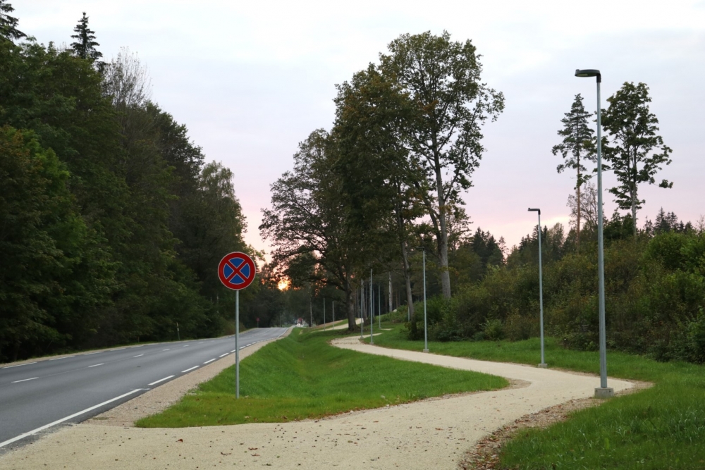 Alūksnē ekspluatācijā nodots pārbūvētais Pils ielas posms un jaunais gājēju celiņš