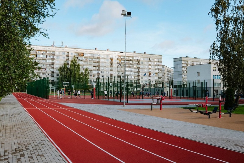 Rīgas Ziemeļvalstu ģimnāzijā atklāts jauns sporta laukums