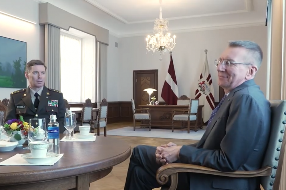 Valsts prezidents ar NBS komandieri pārrunā nesenos bezpilota lidaparātu incidentus Latvijas gaisa telpā un turpmākos spēju attīstības plānus