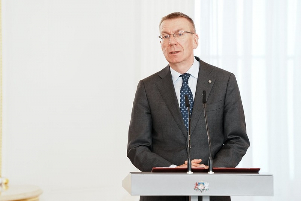 Valsts prezidents uzsver militārās industrijas izšķirošo nozīmi augoša pieprasījuma un aizsardzības spēju vajadzību nodrošināšanā