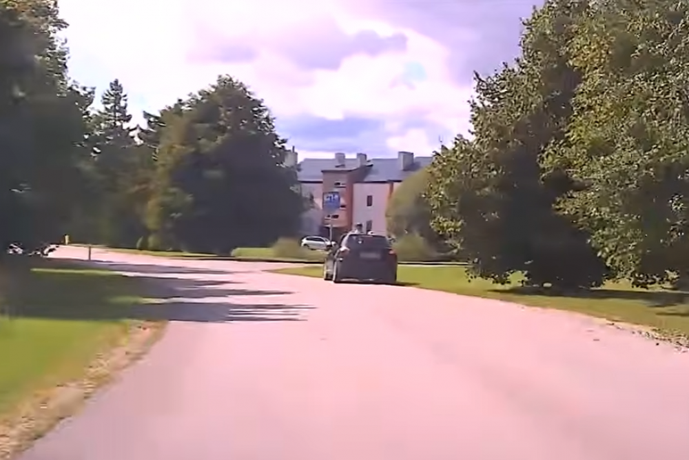 Dobeles pusē sieviete ar “Audi” pārvadā bērnu īpaši nedrošā veidā  