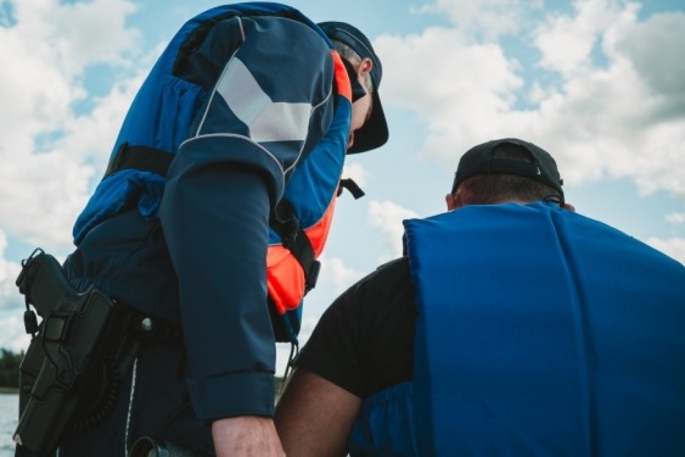 Valsts policija Usmas ezerā konstatē pārkāpumus un atgādina par drošību uz ūdens