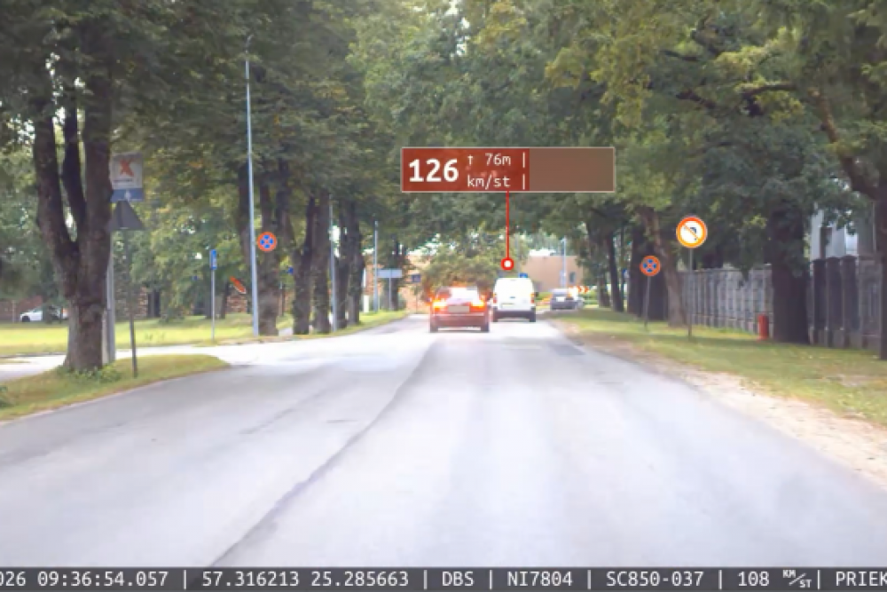 Cēsīs autovadītājs traucas ar 132 km/h; automašīnā atrod narkotiskajām vielām līdzīgu vielu