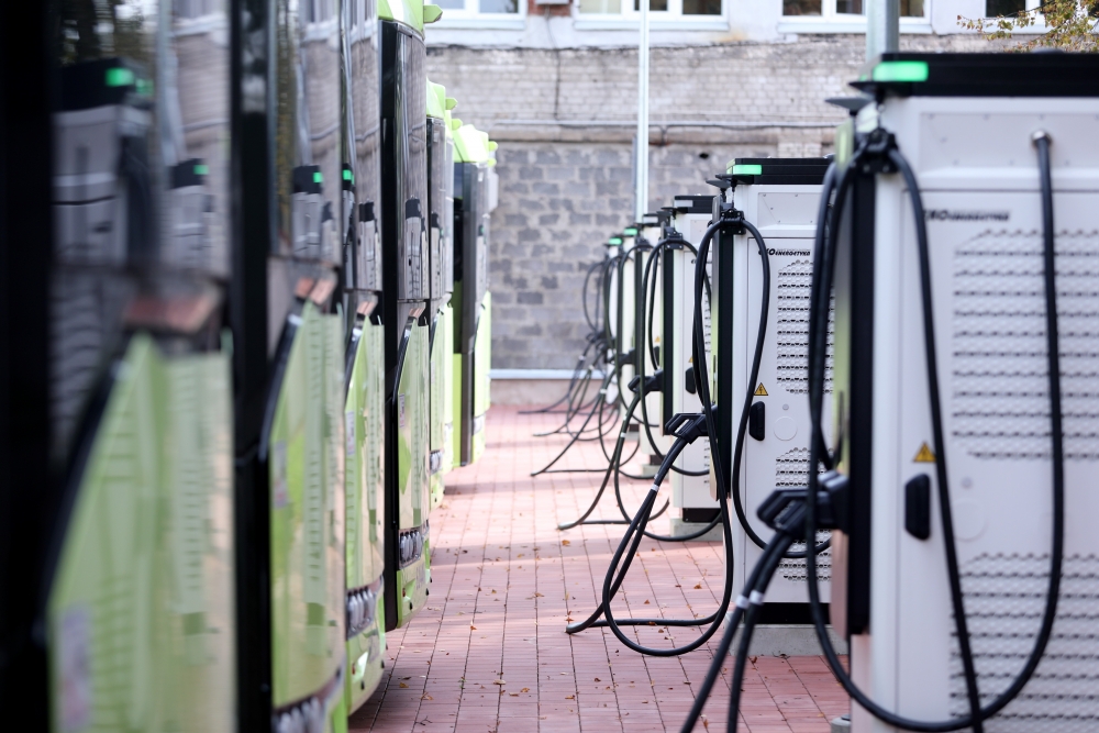 Pašvaldībās iepirktie elektroautobusi: finansējums apgūts, bet rezultāts dārgs un ar ierobežotu izmantojamību