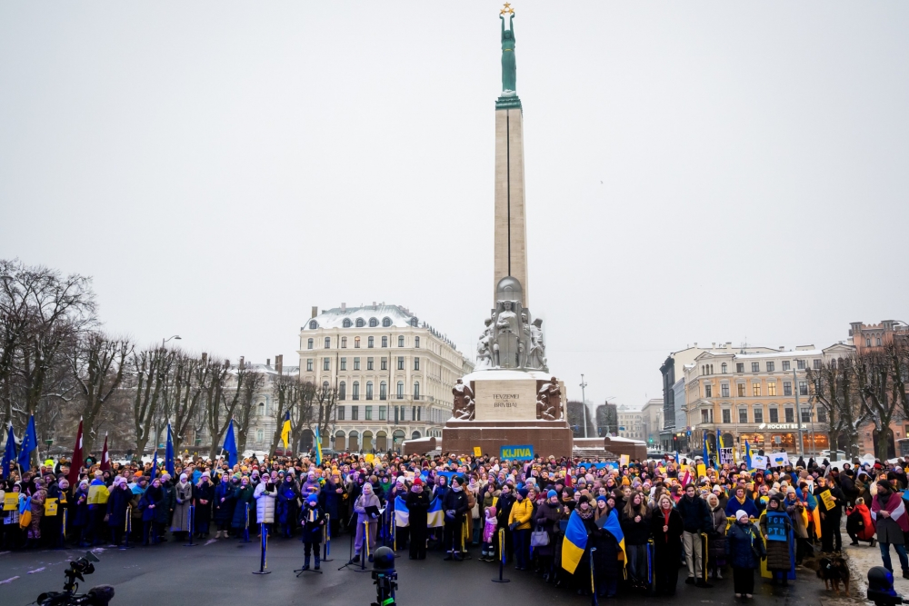 Pie Brīvības pieminekļa pausts atbalsts Ukrainai: iekārota zeme nebūs iekarota zeme
