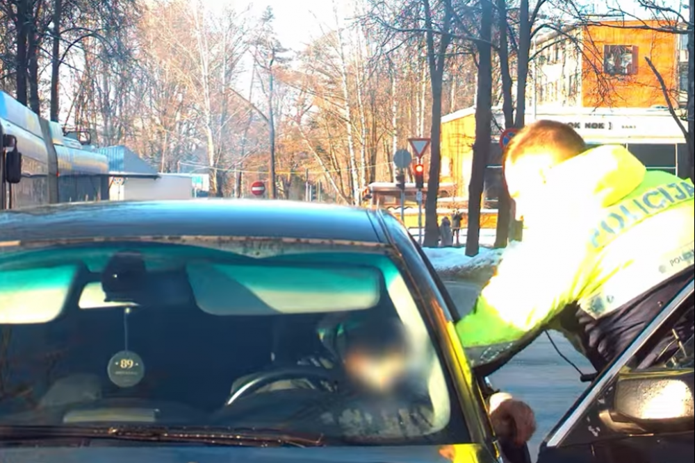 “Naudas mūļu” aizturēšanas operācijā policists pārģērbjas par farmaceitu