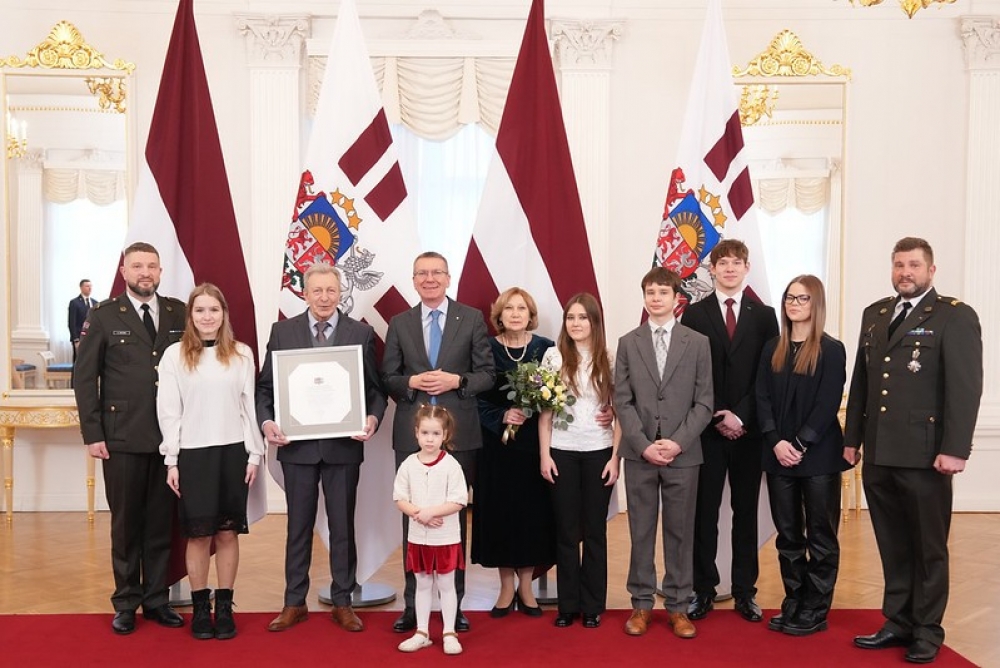 Valsts prezidents pasniedz Cildinājuma rakstu aktierim Jānim Skanim