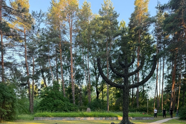 Rīgas pieminekļu aģentūra sakopusi Rumbulas un Biķernieku memoriālus 