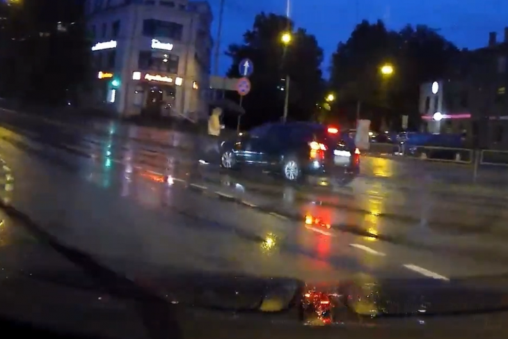 Valsts policija aicina atsaukties iesaistītās personas ceļu satiksmes negadījumā Rīgā, Gustava Zemgala gatves un Brīvības gatves krustojumā