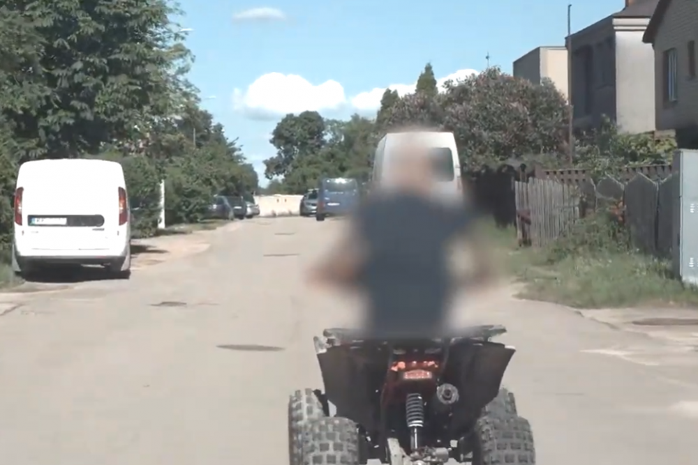 Vīrietis ar bērnu uz kvadracikla bēg no policijas Bauskā