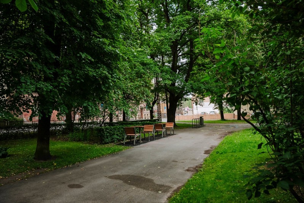 Rīgā labiekārtots Aristida Briāna un Palīdzības ielas skvērs