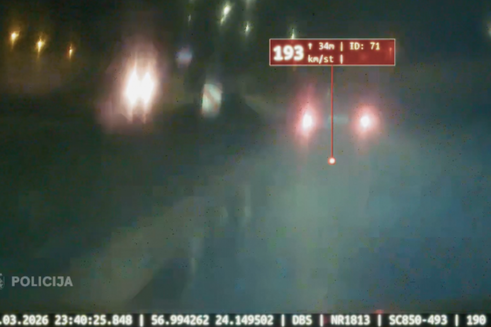 Bez apskates, apdrošināšanas un ar svešām numurzīmēm – “BMW” vadītājs Rīgā bēg no policijas