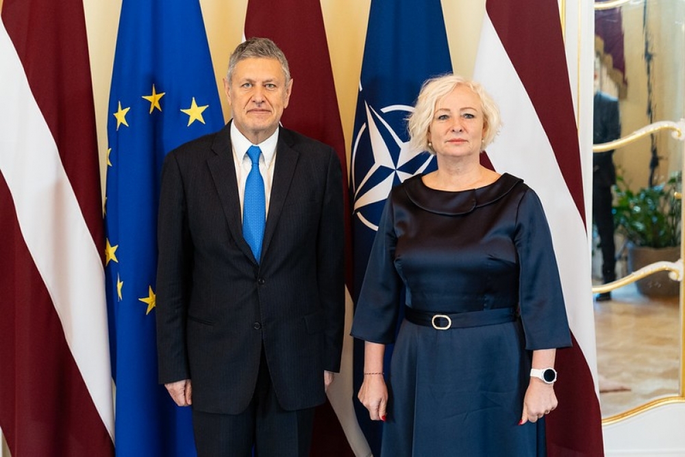 Saeimas priekšsēdētāja Grieķijas vēstniekam: mums jāturpina spēcīgs atbalsts Ukrainai