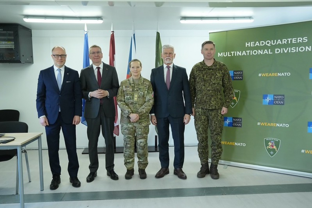 Valsts prezidents E. Rinkēvičs un Čehijas prezidents P. Pavels apmeklē Ādažu militāro bāzi