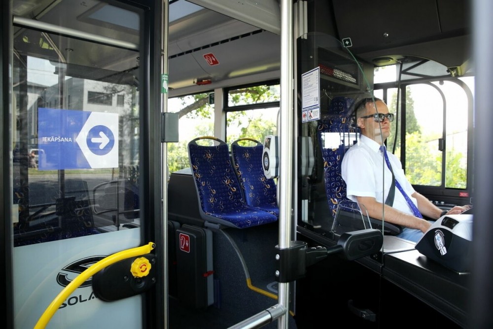 “Rīgas satiksme” aicina apgūt autobusa vadītāja profesiju: apmaksātas mācības autoskolā un garantēts darbs