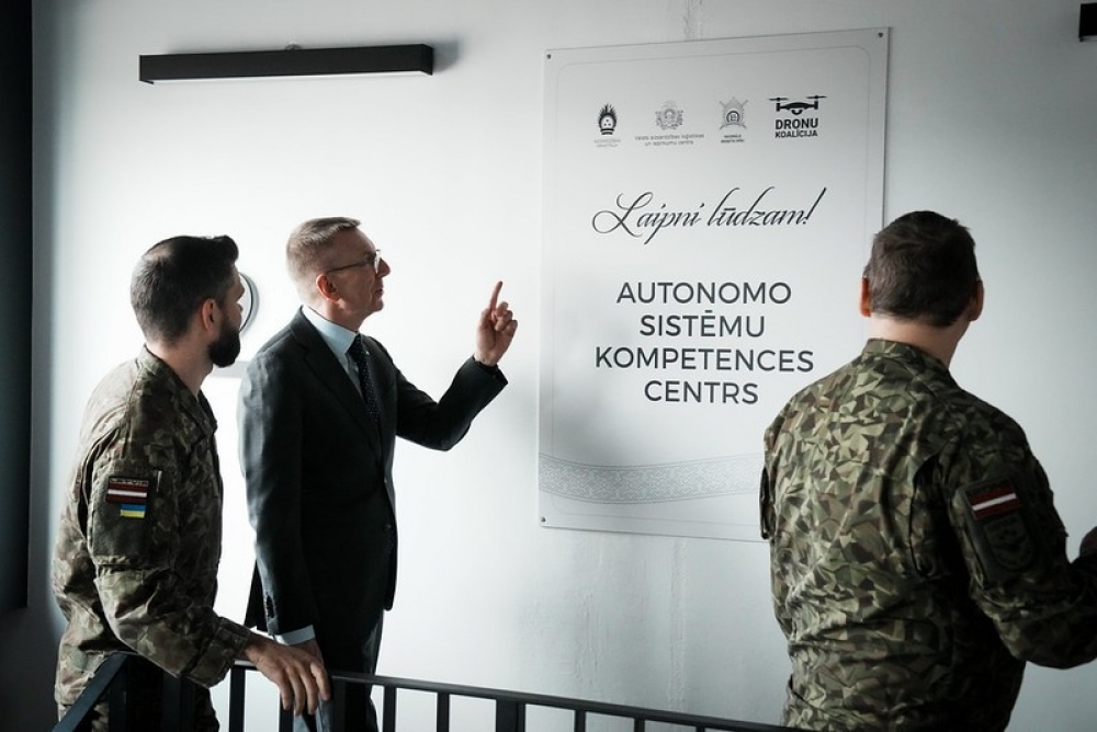 Valsts prezidents iepazīstas ar Autonomo sistēmu kompetences centra darbību