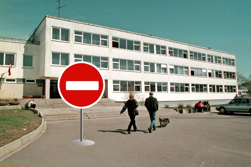 Slēdz skolas. Vecāki protestē, bērniem būs jāpielāgojas