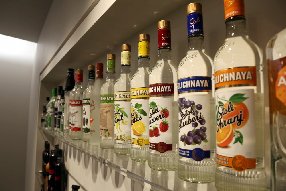 Stiprajam alkoholam akcīzi vēl nepazemina – par to lems Saeimas ārkārtas sēdē