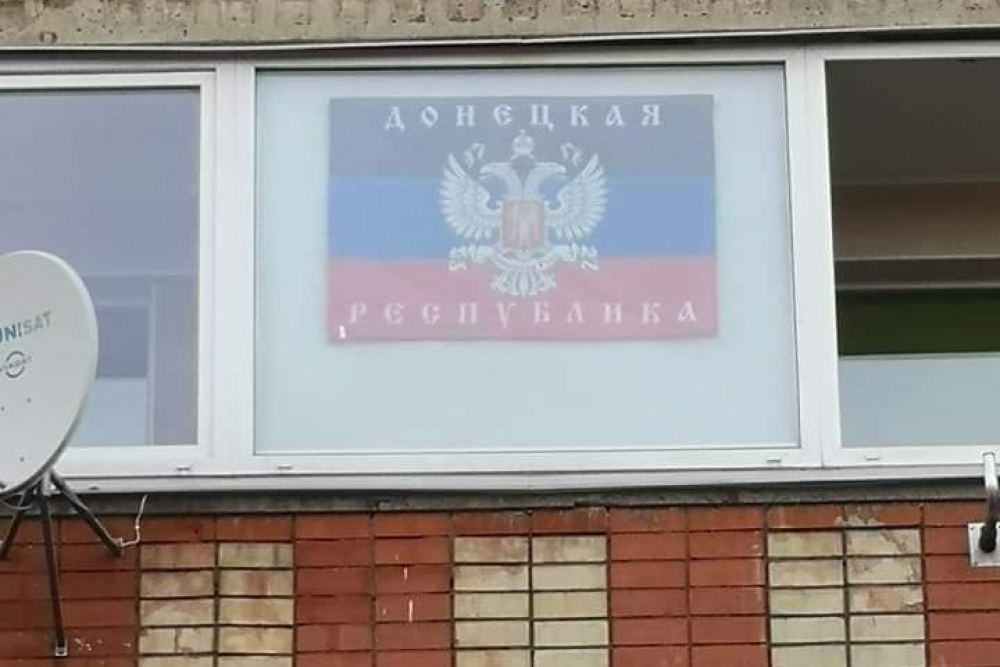 Provokatīvi, bet likumīgi – ar Doņeckas “tautas republikas” karogu logā