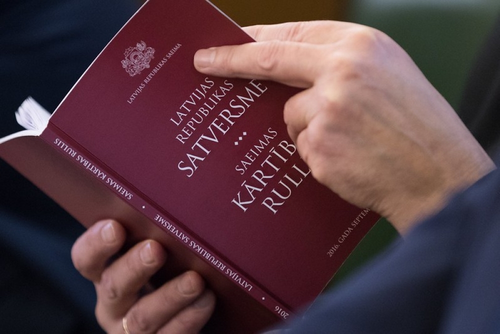 Kas ir konstitūcija un kāpēc Latvijā to sauc par Satversmi