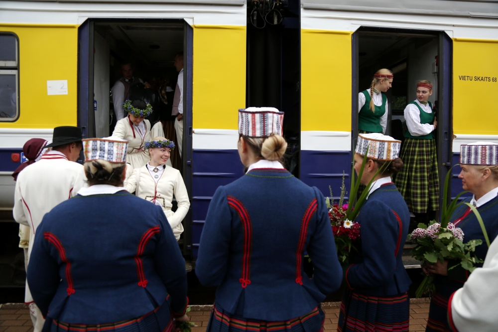 Dziesmu svētku dalībniekiem – bez maksas vilciens Pierīgā un īpašā biļete Rīgas transportā