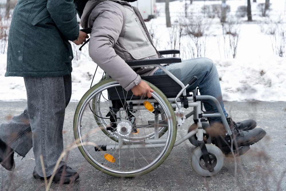 Pieaugs atlīdzība personu ar invaliditāti asistentiem un pavadoņiem un pabalsts bērnam ar invaliditāti 